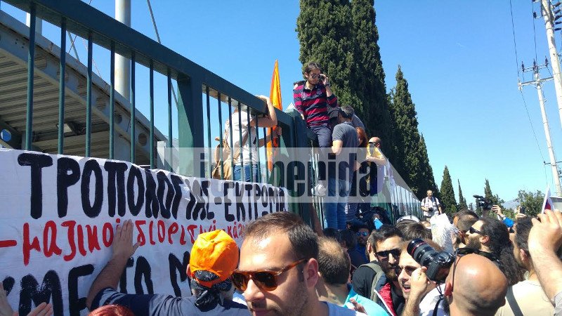 Ενταση στο υπουργείο Παιδείας και εισβολή εκπαιδευτικών -Αιφνιδίασαν τα ΜΑΤ, μπήκαν από την πίσω πόρτα [εικόνες] | iefimerida.gr 0