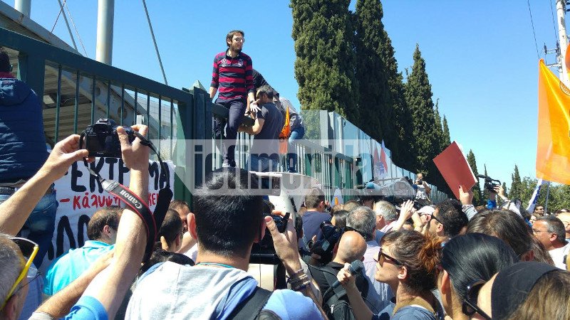 Ενταση στο υπουργείο Παιδείας και εισβολή εκπαιδευτικών -Αιφνιδίασαν τα ΜΑΤ, μπήκαν από την πίσω πόρτα [εικόνες] | iefimerida.gr 1