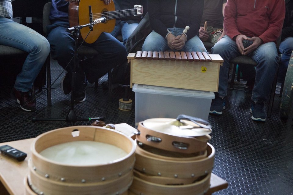 Εργαστήρι μουσικής της Λυρικής στις φυλακές Κορυδαλλού -Παίζουν 19 κρατούμενοι [εικόνες]  | iefimerida.gr 1