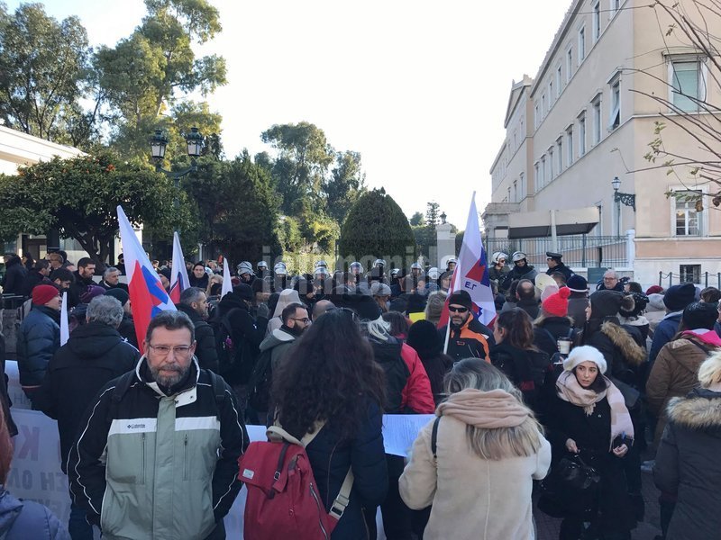 Διαμαρτυρία εκπαιδευτικών στη Βουλή για το νέο νομοσχέδιο του υπουργείου Παιδείας [εικόνες & βίντεο] | iefimerida.gr 4