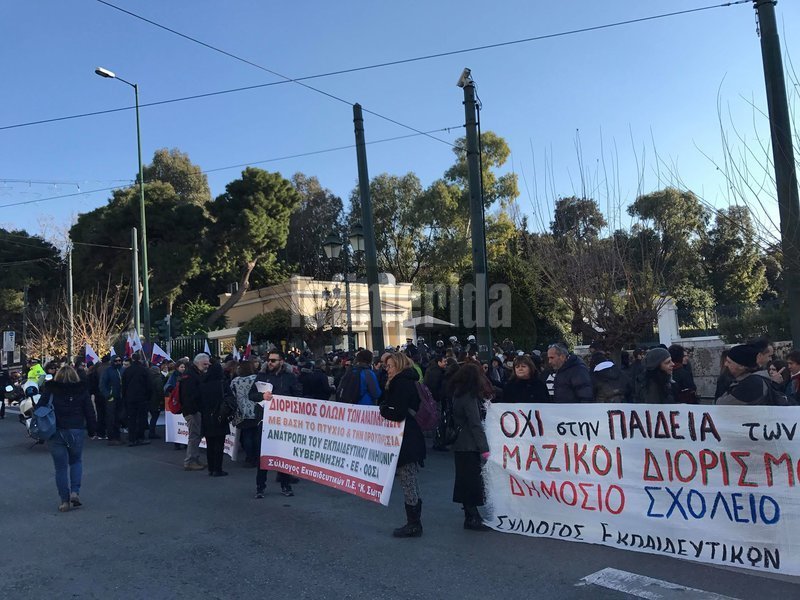 Διαμαρτυρία εκπαιδευτικών στη Βουλή για το νέο νομοσχέδιο του υπουργείου Παιδείας [εικόνες & βίντεο] | iefimerida.gr 3