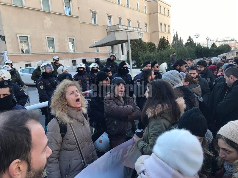 Διαμαρτυρία εκπαιδευτικών στη Βουλή για το νέο νομοσχέδιο του υπουργείου Παιδείας [εικόνες & βίντεο] | iefimerida.gr 2