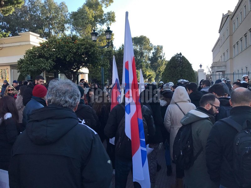 Διαμαρτυρία εκπαιδευτικών στη Βουλή για το νέο νομοσχέδιο του υπουργείου Παιδείας [εικόνες & βίντεο] | iefimerida.gr 1