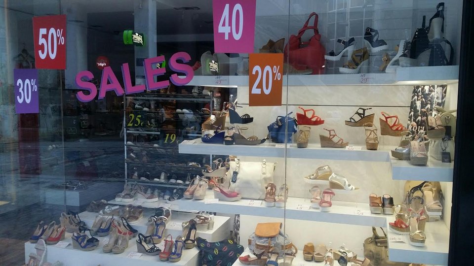 Ξεκινούν σήμερα οι θερινές εκπτώσεις -Εν μέσω κρίσης και τραπεζικής αργίας [εικόνες] | iefimerida.gr 1