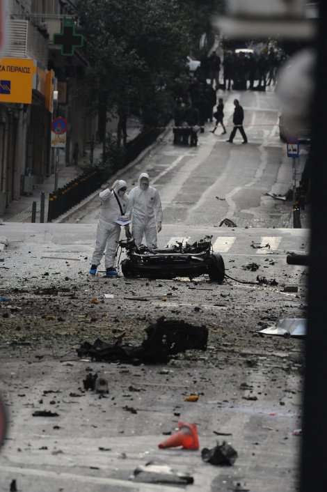 Σκηνικό Καμπούλ στο κέντρο της Αθήνας μετά την έκρηξη του παγιδευμένου αυτοκινήτου -Σοκαριστικές φωτογραφίες [εικόνες] | iefimerida.gr 0