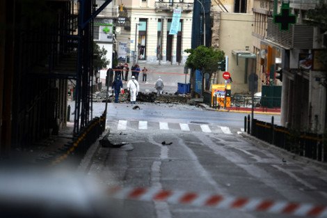 Σκηνικό Καμπούλ στο κέντρο της Αθήνας μετά την έκρηξη του παγιδευμένου αυτοκινήτου -Σοκαριστικές φωτογραφίες [εικόνες] | iefimerida.gr 10