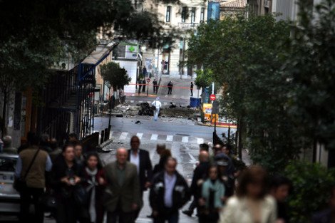 Σκηνικό Καμπούλ στο κέντρο της Αθήνας μετά την έκρηξη του παγιδευμένου αυτοκινήτου -Σοκαριστικές φωτογραφίες [εικόνες] | iefimerida.gr 11