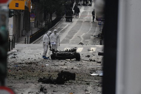 Σκηνικό Καμπούλ στο κέντρο της Αθήνας μετά την έκρηξη του παγιδευμένου αυτοκινήτου -Σοκαριστικές φωτογραφίες [εικόνες] | iefimerida.gr 15