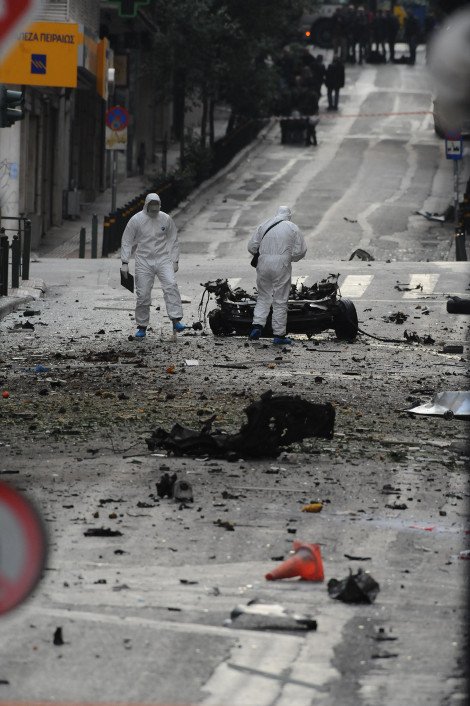 Σκηνικό Καμπούλ στο κέντρο της Αθήνας μετά την έκρηξη του παγιδευμένου αυτοκινήτου -Σοκαριστικές φωτογραφίες [εικόνες] | iefimerida.gr 4