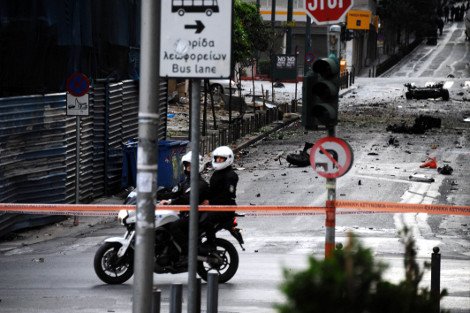 Σκηνικό Καμπούλ στο κέντρο της Αθήνας μετά την έκρηξη του παγιδευμένου αυτοκινήτου -Σοκαριστικές φωτογραφίες [εικόνες] | iefimerida.gr 7