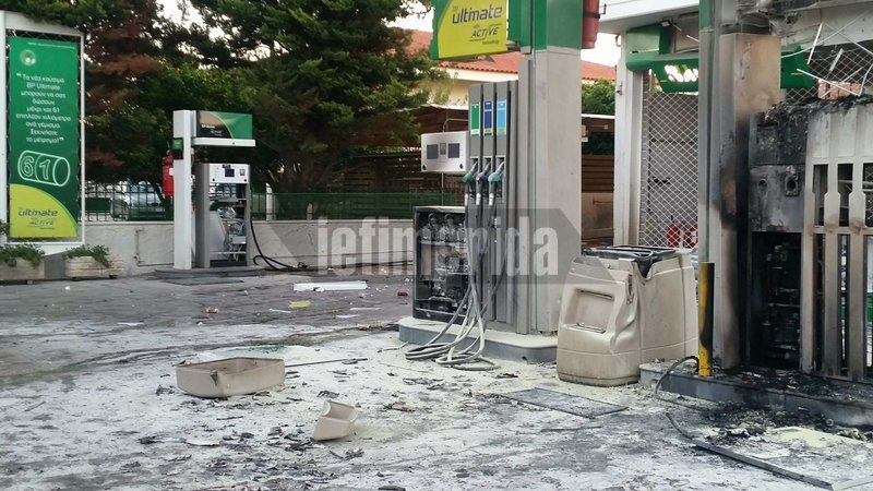 Βίντεο: Η στιγμή που μπαίνει βόμβα σε βενζινάδικο στην Ανάβυσσο | iefimerida.gr 6