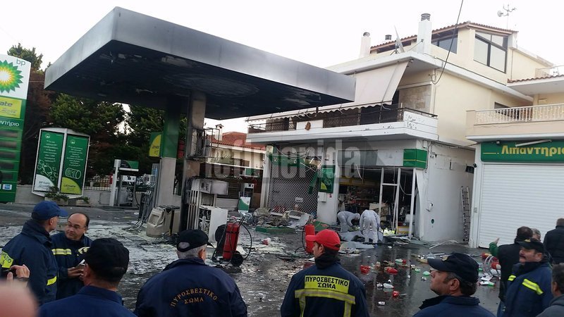 Βίντεο: Η στιγμή που μπαίνει βόμβα σε βενζινάδικο στην Ανάβυσσο | iefimerida.gr 8
