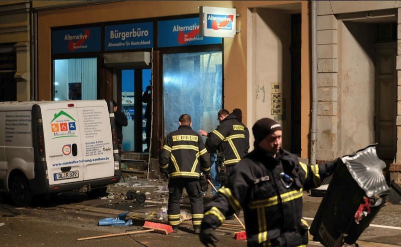 Γερμανία: Εκρηξη έξω από τα γραφεία του ακροδεξιού κόμματος AfD [εικόνες] | iefimerida.gr 3