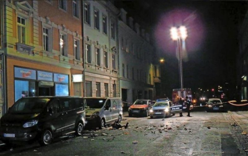 Η γερμανική αστυνομία συνέλαβε τρεις ανθρώπους που είναι ύποπτοι ότι ενέχονται σε έκρηξη που είχε στόχο γραφείο του ακροδεξιού κόμματος Εναλλακτική για τη Γερμανία