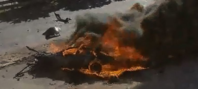To φλεγόμενο αυτοκίνητο, μόλις λίγα λεπτά μετά την έκρηξη / Φωτογραφία: InTime News