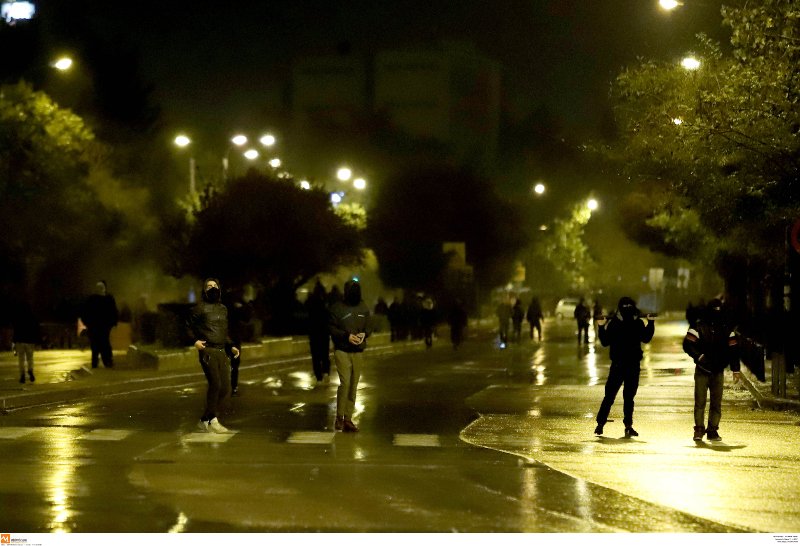 Πολυτεχνείο: Μολότοφ και φωτοβολίδες μετά την πορεία -Σοβαρός τραυματισμός γυναίκας [εικόνες & βίντεο] | iefimerida.gr 4