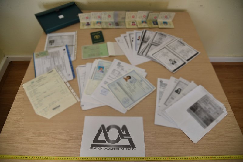 Εξαρθρώθηκε μεγάλο κύκλωμα διακίνησης φτηνών κινητών [εικόνες] | iefimerida.gr 3