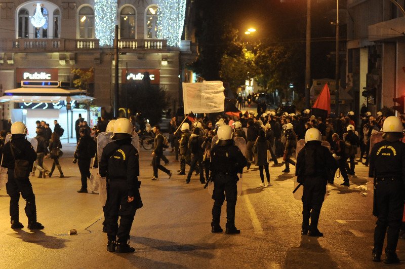 Πεδίο μάχης τα Εξάρχεια -Μολότοφ, φωτιές και χημικά  | iefimerida.gr 17