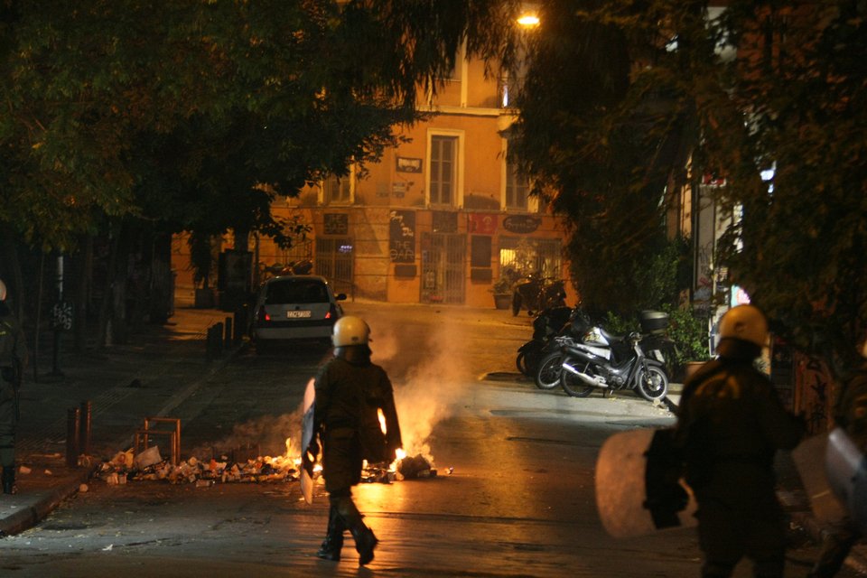 Χάος τη νύχτα στα Εξάρχεια -Πολίτες πετούσαν από τα μπαλκόνια γλάστρες στα ΜΑΤ | iefimerida.gr 0