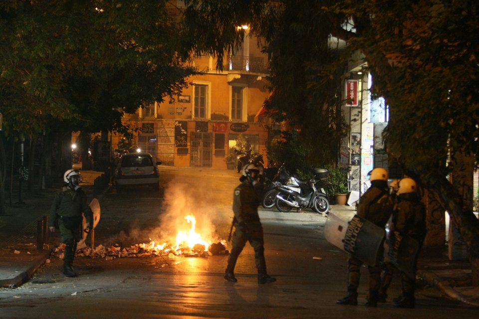 Χάος τη νύχτα στα Εξάρχεια -Πολίτες πετούσαν από τα μπαλκόνια γλάστρες στα ΜΑΤ | iefimerida.gr 1