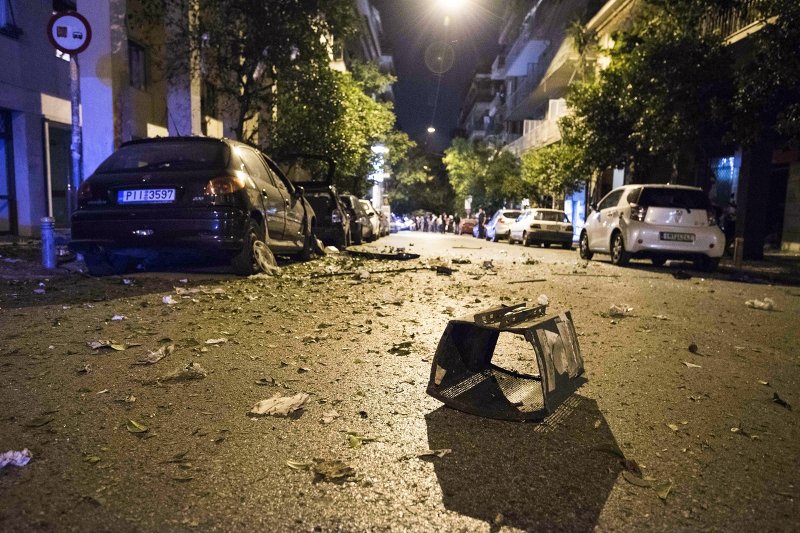 Διαλυμένα αυτοκίνητα, σπασμένες βιτρίνες, ξεριζωμένα θυροτηλέφωνα: Η Ιπποκράτους μετά την έκρηξη της βόμβας [εικόνες] | iefimerida.gr 0