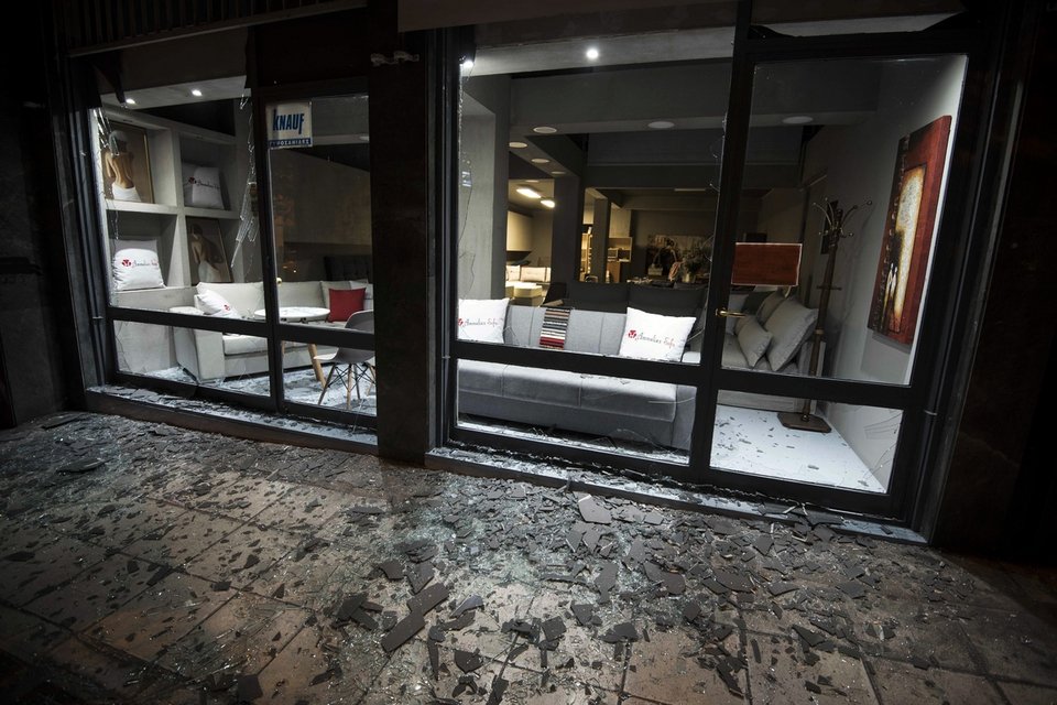 Διαλυμένα αυτοκίνητα, σπασμένες βιτρίνες, ξεριζωμένα θυροτηλέφωνα: Η Ιπποκράτους μετά την έκρηξη της βόμβας [εικόνες] | iefimerida.gr 10