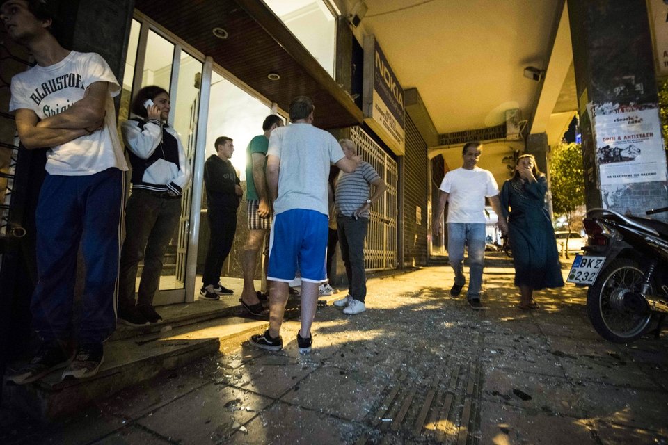 Διαλυμένα αυτοκίνητα, σπασμένες βιτρίνες, ξεριζωμένα θυροτηλέφωνα: Η Ιπποκράτους μετά την έκρηξη της βόμβας [εικόνες] | iefimerida.gr 11