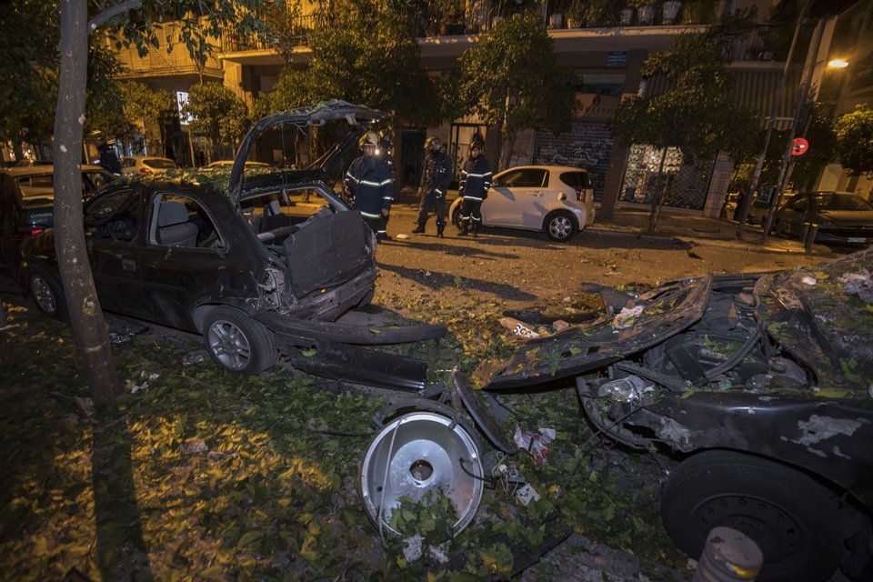 Διαλυμένα αυτοκίνητα, σπασμένες βιτρίνες, ξεριζωμένα θυροτηλέφωνα: Η Ιπποκράτους μετά την έκρηξη της βόμβας [εικόνες] | iefimerida.gr 12