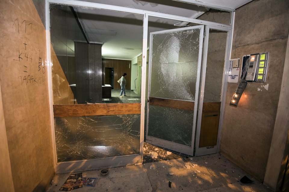 Διαλυμένα αυτοκίνητα, σπασμένες βιτρίνες, ξεριζωμένα θυροτηλέφωνα: Η Ιπποκράτους μετά την έκρηξη της βόμβας [εικόνες] | iefimerida.gr 14