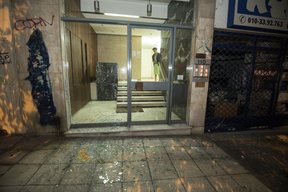 Διαλυμένα αυτοκίνητα, σπασμένες βιτρίνες, ξεριζωμένα θυροτηλέφωνα: Η Ιπποκράτους μετά την έκρηξη της βόμβας [εικόνες] | iefimerida.gr 15