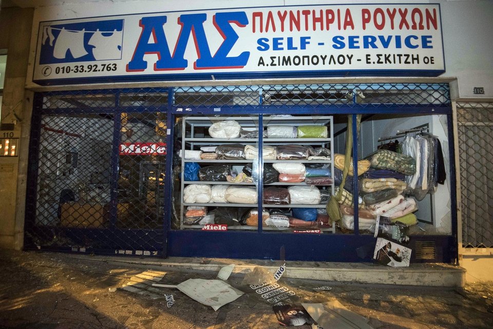 Διαλυμένα αυτοκίνητα, σπασμένες βιτρίνες, ξεριζωμένα θυροτηλέφωνα: Η Ιπποκράτους μετά την έκρηξη της βόμβας [εικόνες] | iefimerida.gr 16