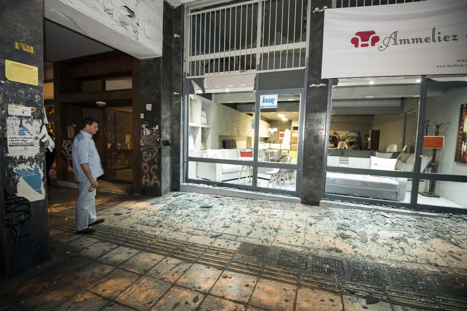 Διαλυμένα αυτοκίνητα, σπασμένες βιτρίνες, ξεριζωμένα θυροτηλέφωνα: Η Ιπποκράτους μετά την έκρηξη της βόμβας [εικόνες] | iefimerida.gr 17