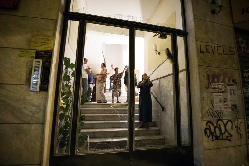 Διαλυμένα αυτοκίνητα, σπασμένες βιτρίνες, ξεριζωμένα θυροτηλέφωνα: Η Ιπποκράτους μετά την έκρηξη της βόμβας [εικόνες] | iefimerida.gr 1