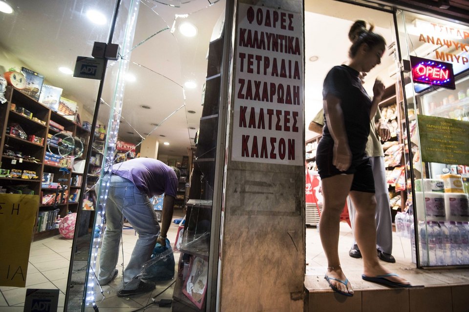 Διαλυμένα αυτοκίνητα, σπασμένες βιτρίνες, ξεριζωμένα θυροτηλέφωνα: Η Ιπποκράτους μετά την έκρηξη της βόμβας [εικόνες] | iefimerida.gr 3