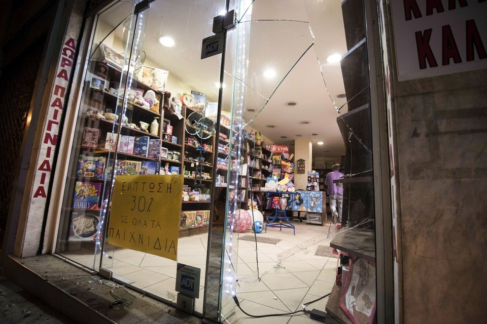 Διαλυμένα αυτοκίνητα, σπασμένες βιτρίνες, ξεριζωμένα θυροτηλέφωνα: Η Ιπποκράτους μετά την έκρηξη της βόμβας [εικόνες] | iefimerida.gr 5