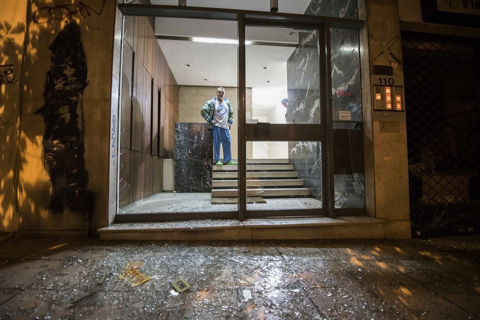 Διαλυμένα αυτοκίνητα, σπασμένες βιτρίνες, ξεριζωμένα θυροτηλέφωνα: Η Ιπποκράτους μετά την έκρηξη της βόμβας [εικόνες] | iefimerida.gr 7