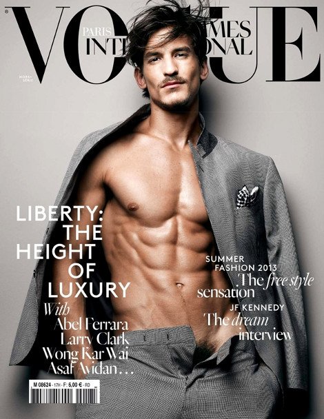 Σάλος με το εξώφυλλο της γαλλικής Vogue: Μοντέλο ποζάρει με τα επίμαχα στη φόρα [εικόνα] | iefimerida.gr 0