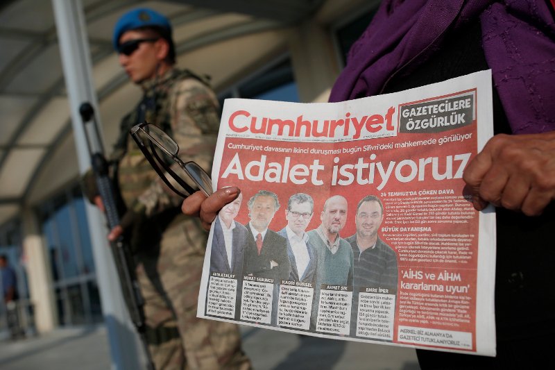 Στο σκαμνί οι δημοσιογράφοι της Cumhuriyet που κατακρίνει τον Ερντογάν | iefimerida.gr 2