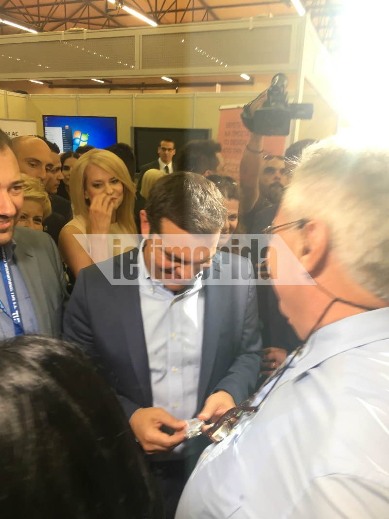 ΔΕΘ: Κέρασε καριόκες τον Τσίπρα, με ένα «καρφί» -«Αφού δεν μπορείτε να μας γλυκάνετε εσείς» [εικόνες] | iefimerida.gr 0