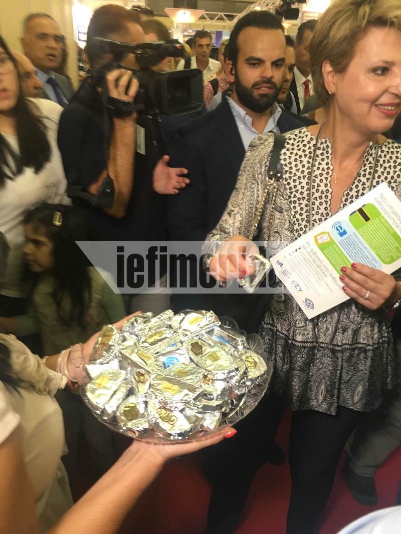 ΔΕΘ: Κέρασε καριόκες τον Τσίπρα, με ένα «καρφί» -«Αφού δεν μπορείτε να μας γλυκάνετε εσείς» [εικόνες] | iefimerida.gr 1