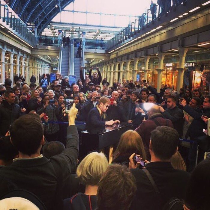 Στο μετρό του Λονδίνου είδαν μπροστά τους τον Ελτον Τζον - Εδωσε παράσταση έκπληξη [εικόνες&βίντεο]  | iefimerida.gr 0