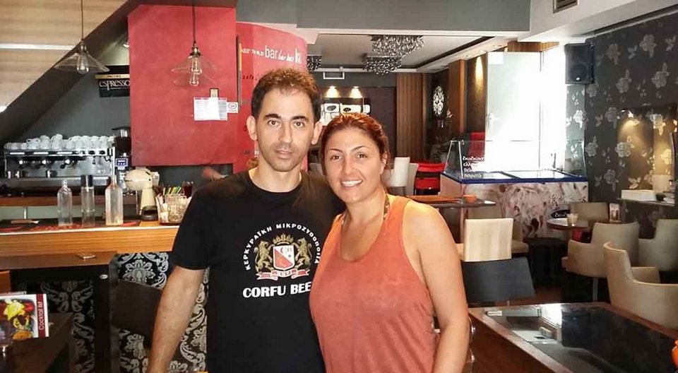 Αγνώριστη η Ελενα Παπαρίζου στην Πάργα [εικόνα]  | iefimerida.gr 0