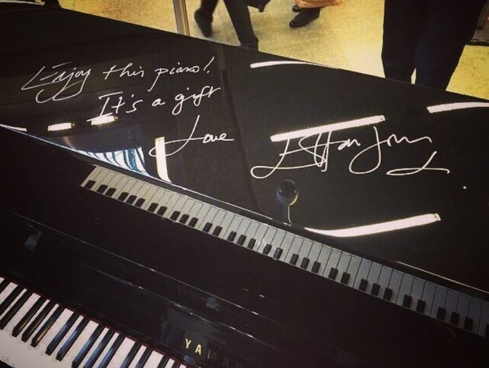 Στο μετρό του Λονδίνου είδαν μπροστά τους τον Ελτον Τζον - Εδωσε παράσταση έκπληξη [εικόνες&βίντεο]  | iefimerida.gr 1