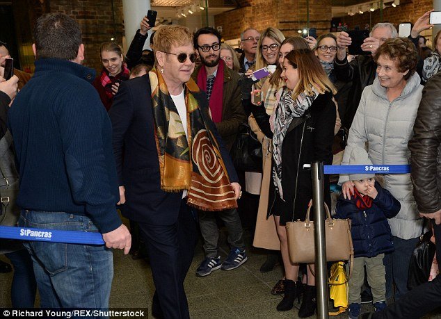 Στο μετρό του Λονδίνου είδαν μπροστά τους τον Ελτον Τζον - Εδωσε παράσταση έκπληξη [εικόνες&βίντεο]  | iefimerida.gr 2