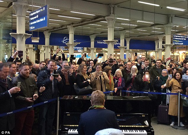 Στο μετρό του Λονδίνου είδαν μπροστά τους τον Ελτον Τζον - Εδωσε παράσταση έκπληξη [εικόνες&βίντεο]  | iefimerida.gr 5