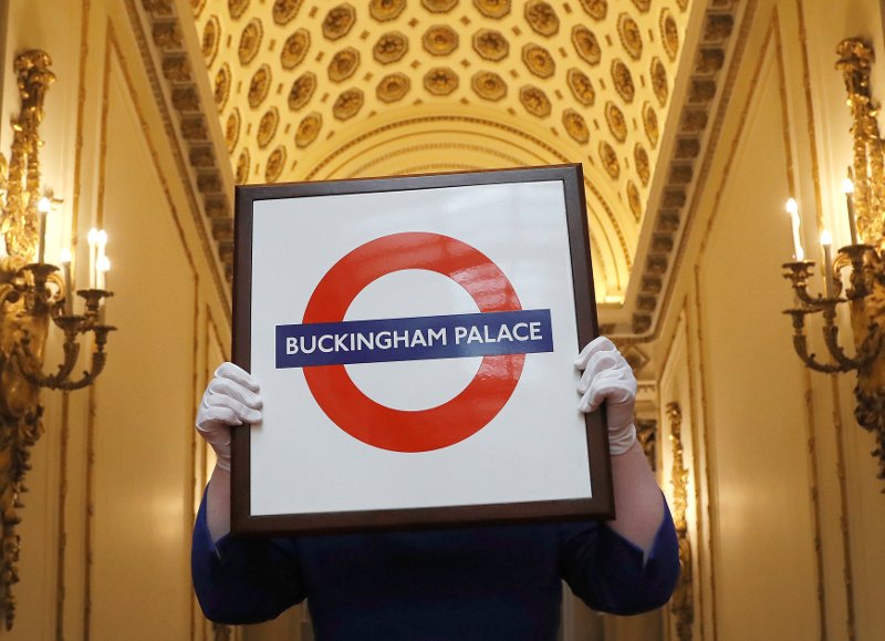 Οστά δεινοσαύρου, μέχρι και χρυσές καμήλες -Τα απίστευτα δώρα που έχει πάρει η βασίλισσα Ελισάβετ [εικόνες] | iefimerida.gr 7