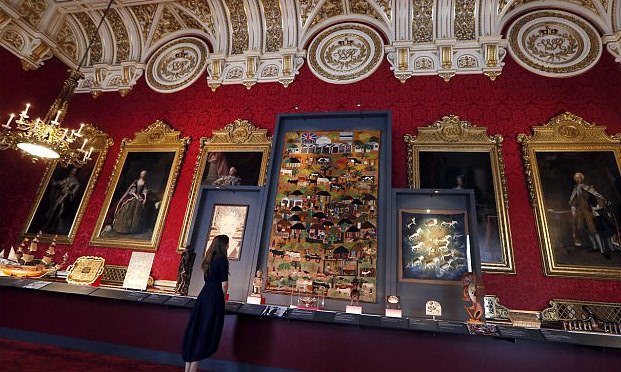 Οστά δεινοσαύρου, μέχρι και χρυσές καμήλες -Τα απίστευτα δώρα που έχει πάρει η βασίλισσα Ελισάβετ [εικόνες] | iefimerida.gr 0