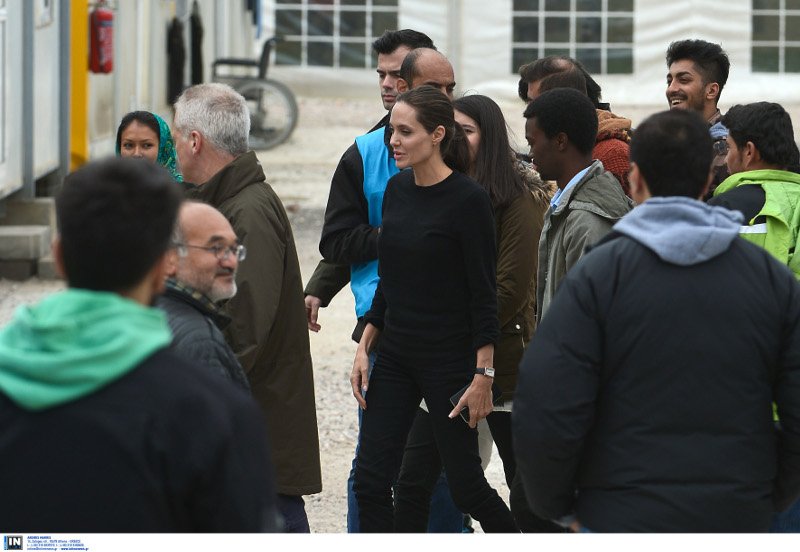 Χαμός και στον Ελαιώνα για την Αντζελίνα Τζολί -Σκαρφάλωσαν και σε ταράτσες για να τη δουν [εικόνες] | iefimerida.gr 1