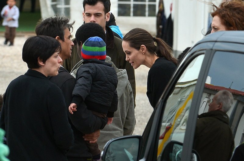 Χαμός και στον Ελαιώνα για την Αντζελίνα Τζολί -Σκαρφάλωσαν και σε ταράτσες για να τη δουν [εικόνες] | iefimerida.gr 0