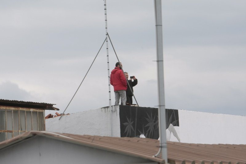 Χαμός και στον Ελαιώνα για την Αντζελίνα Τζολί -Σκαρφάλωσαν και σε ταράτσες για να τη δουν [εικόνες] | iefimerida.gr 9
